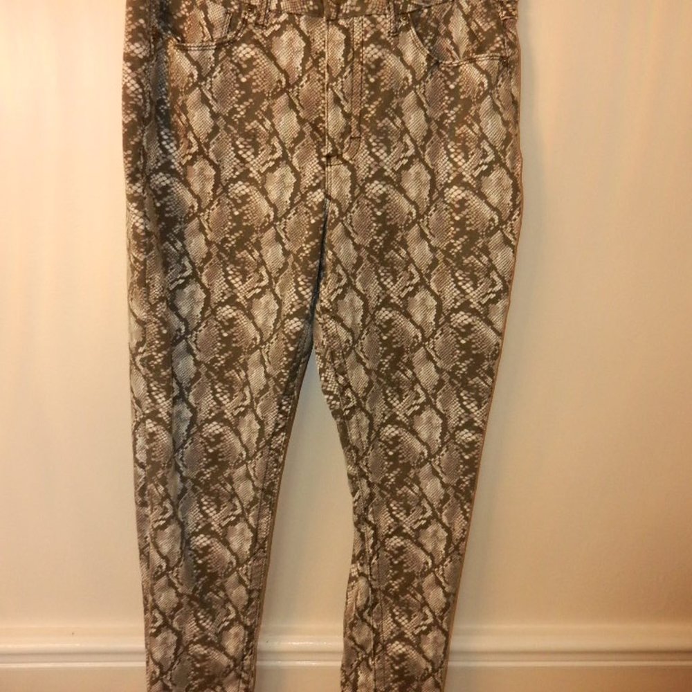 Seven 7 gray/white Snake Print Tummy Control 14 jeans Slimming. Best 👌